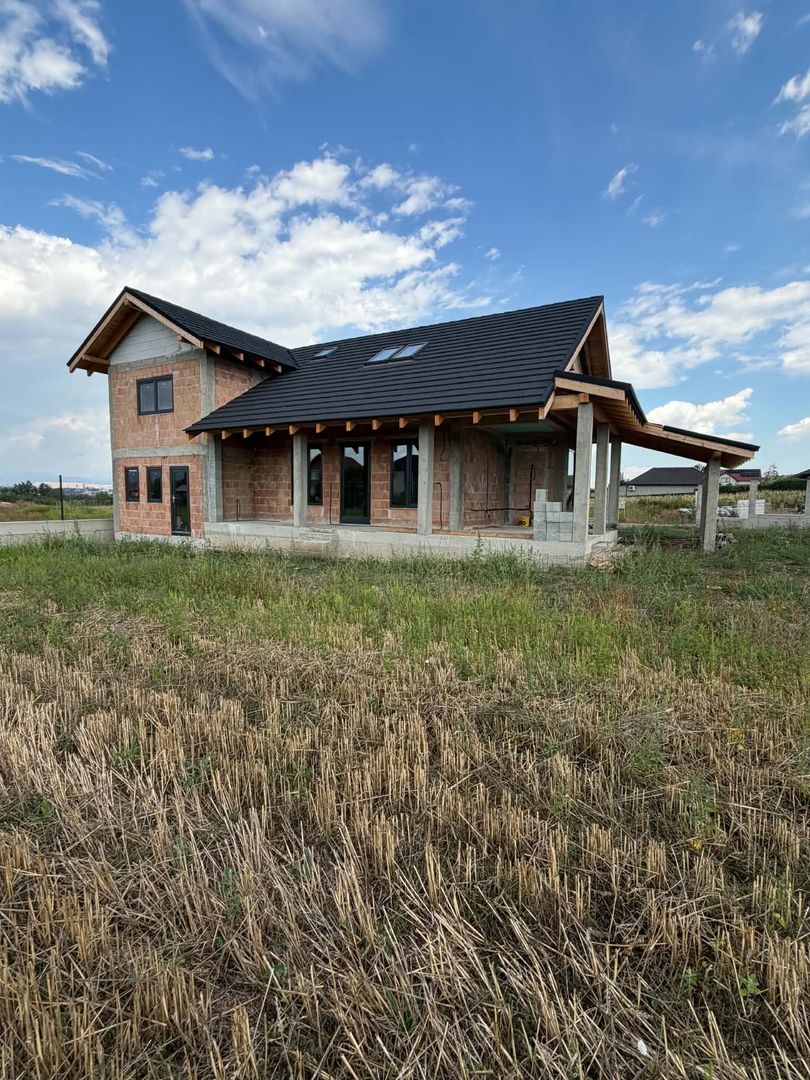 Casă la roșu de vânzare | 182 mp utili | Teren 550 mp - Poză 1