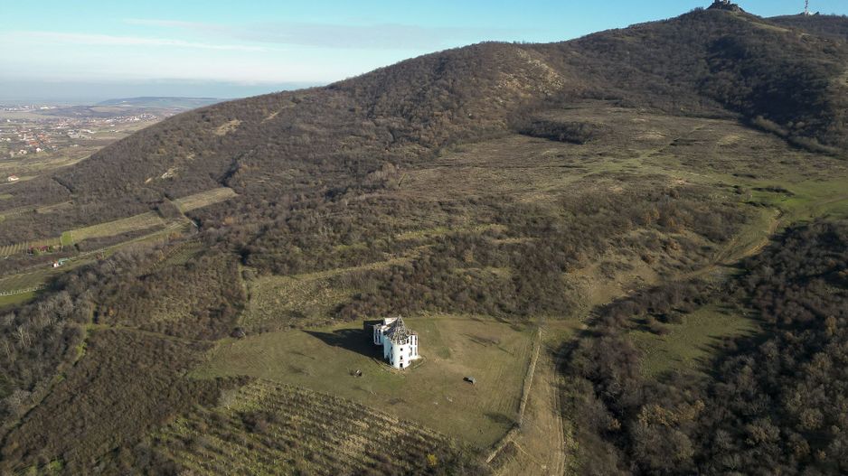 Castel cu vedere panoramică pe dealul Șiriei - Poză 16