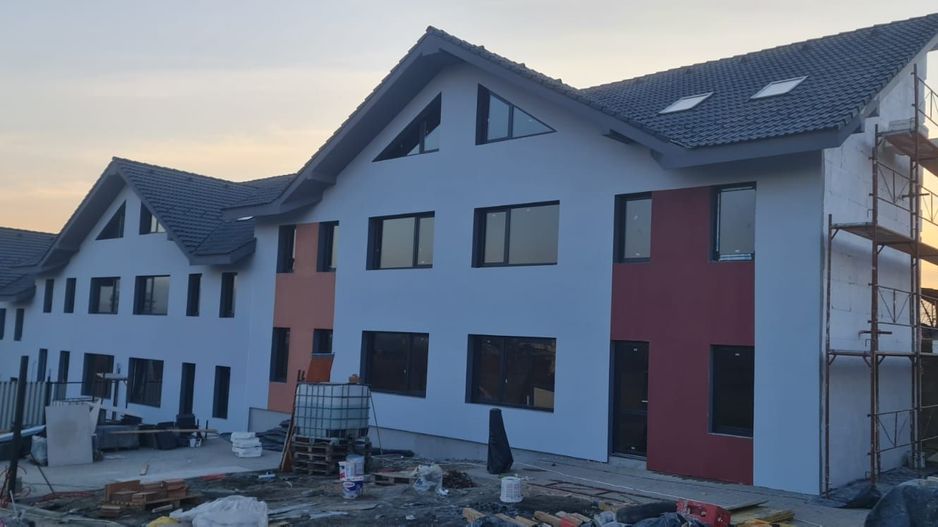 Casa de vânzare tip înșiruita la intrare in Cristian - Poză 1