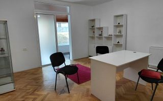 Închiriere apartament cu spațiu comercial - Poză 1