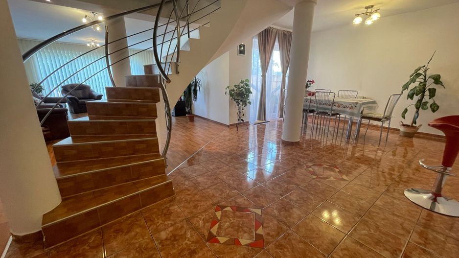 Casa individuala P+M,spatioasa in zona Mircea Cel Batran - Poză 5