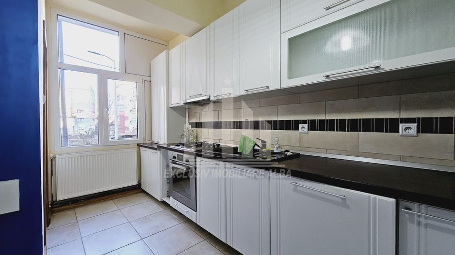 Apartament cu 3 camere decomandate, Cetate - Poză 1