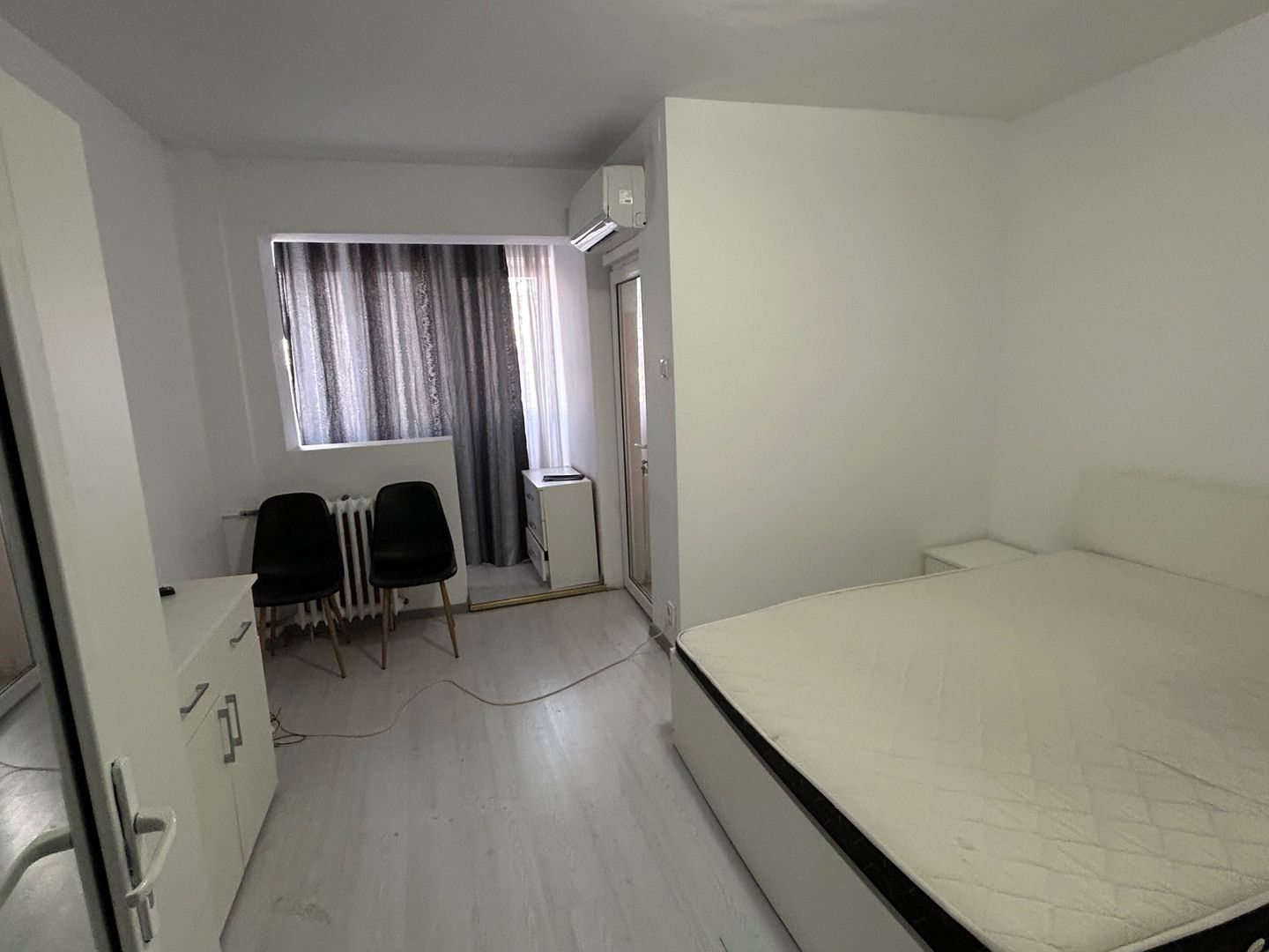 Garsonieră modernă, pat matrimonial, etaj intermediar, preț excelent - Poză 2