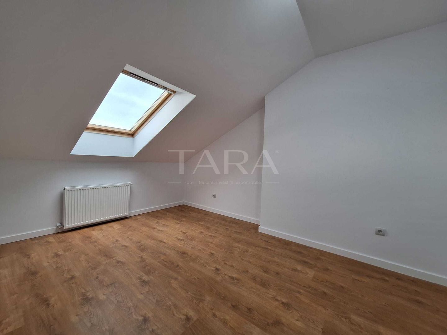 Apartament cu 4 camere tip mansardă,  Floresti. - Poză 3
