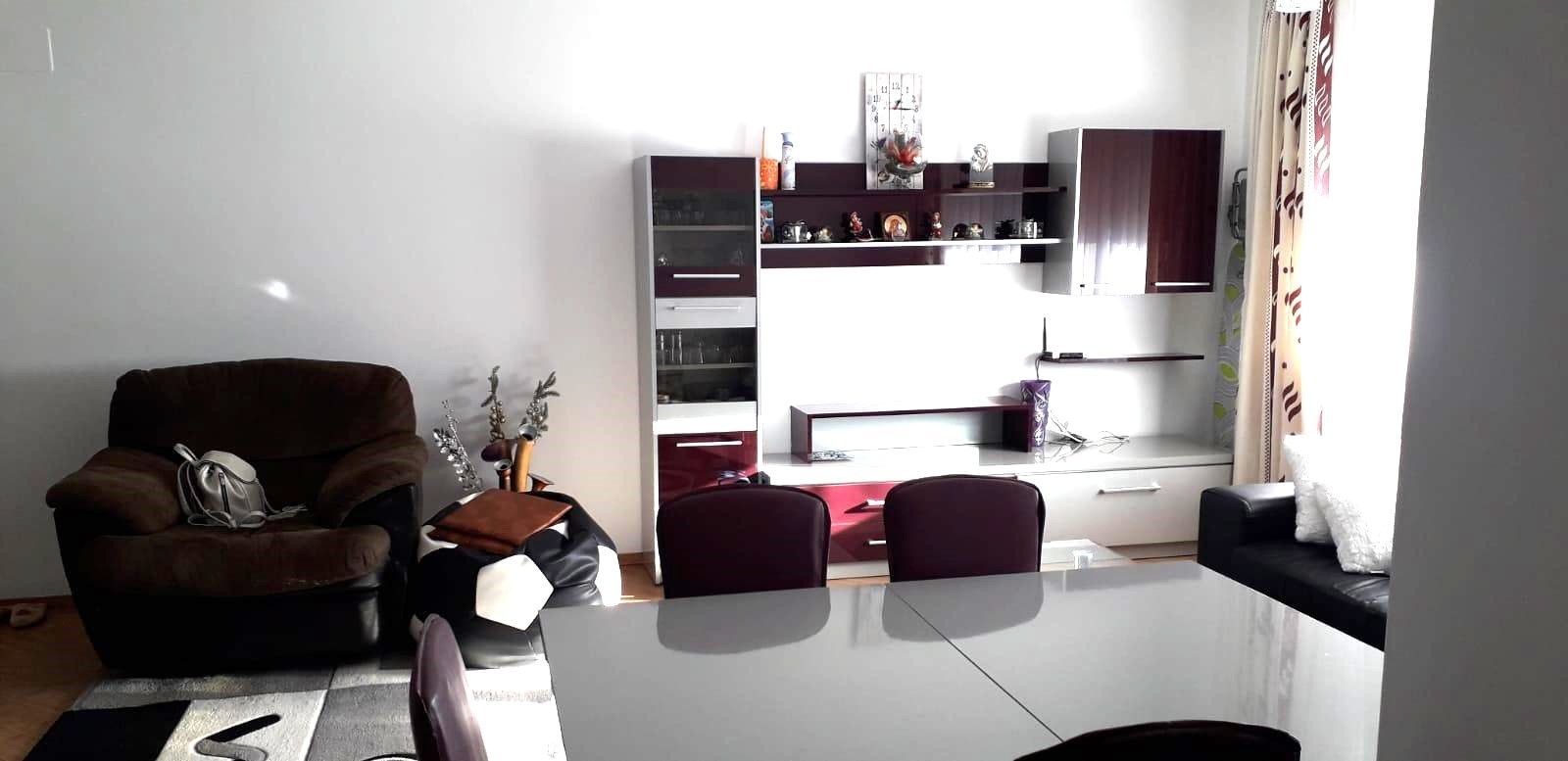 Apartament 3 camere Tractorul - Poză 1