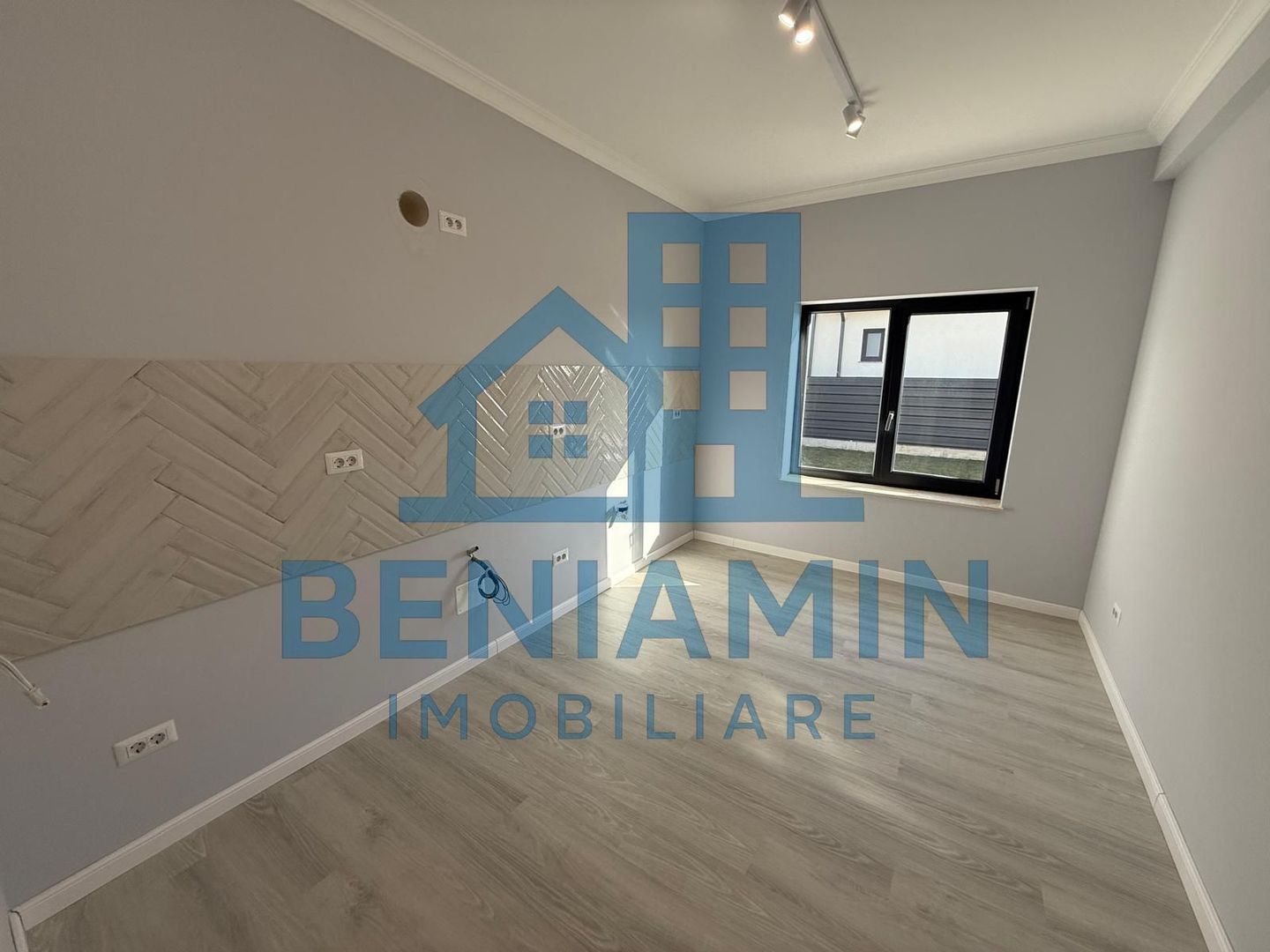 Casa Moderna-Damila-3 dormitoare-curte amenajata-La cheie-Asfalt - Poză 3