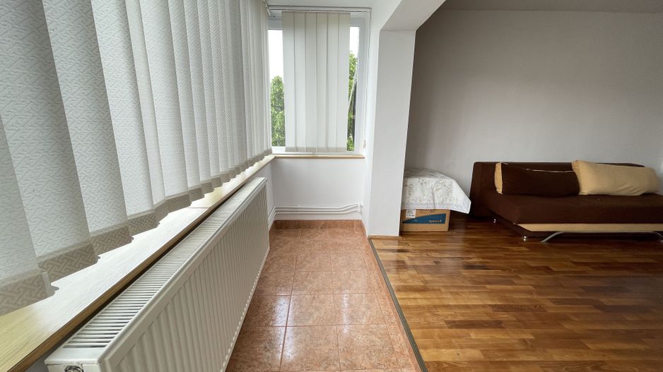 Apartament spatios cu trei camere si garaj - Poză 3