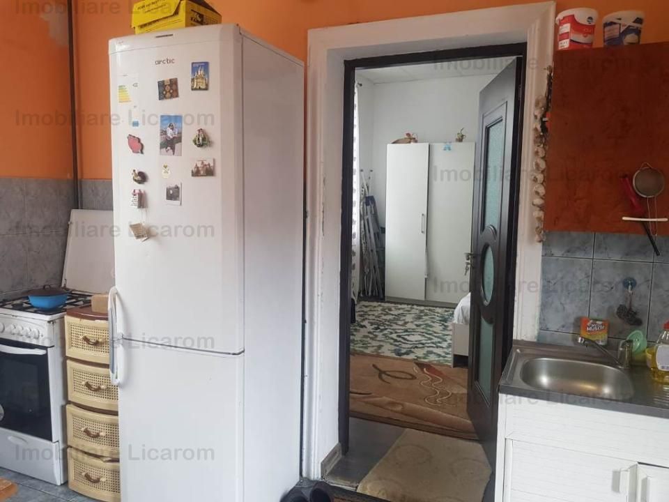 Corp de casa Blumana, zona str Lunga,curte,pod,beci. - Poză 5