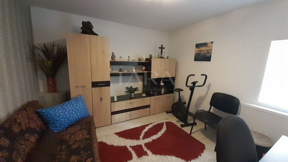 Vanzare apartament la curte comuna in zona centrala - Poză 4