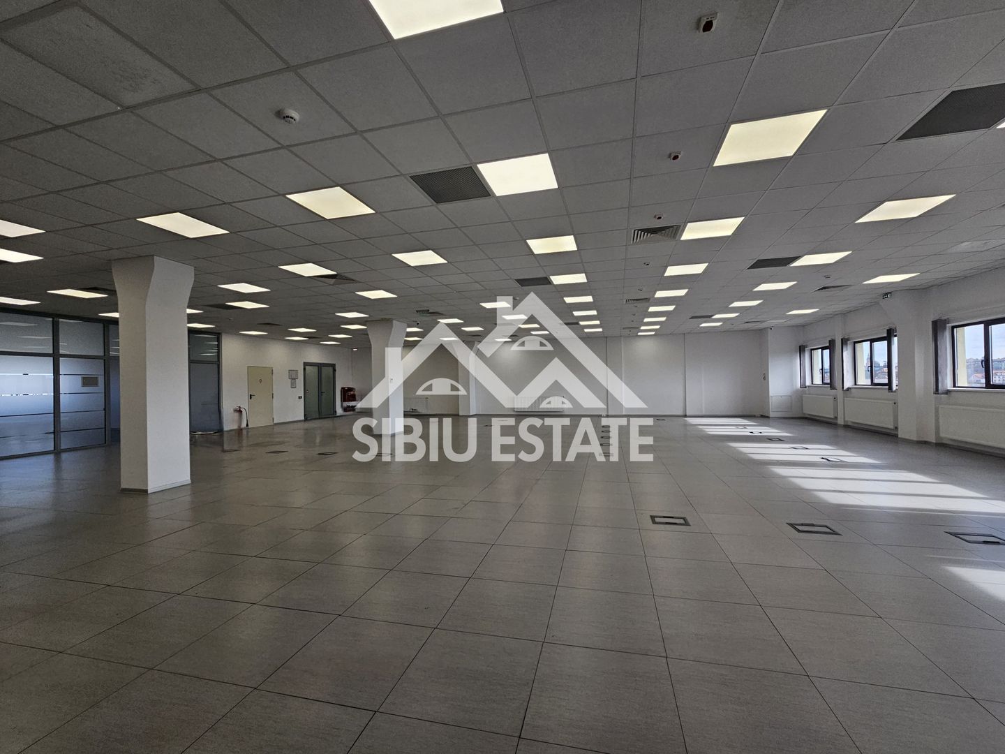 Spatiu de birouri de inchriat locatie centrala si vizibilitate buna - Poză 9