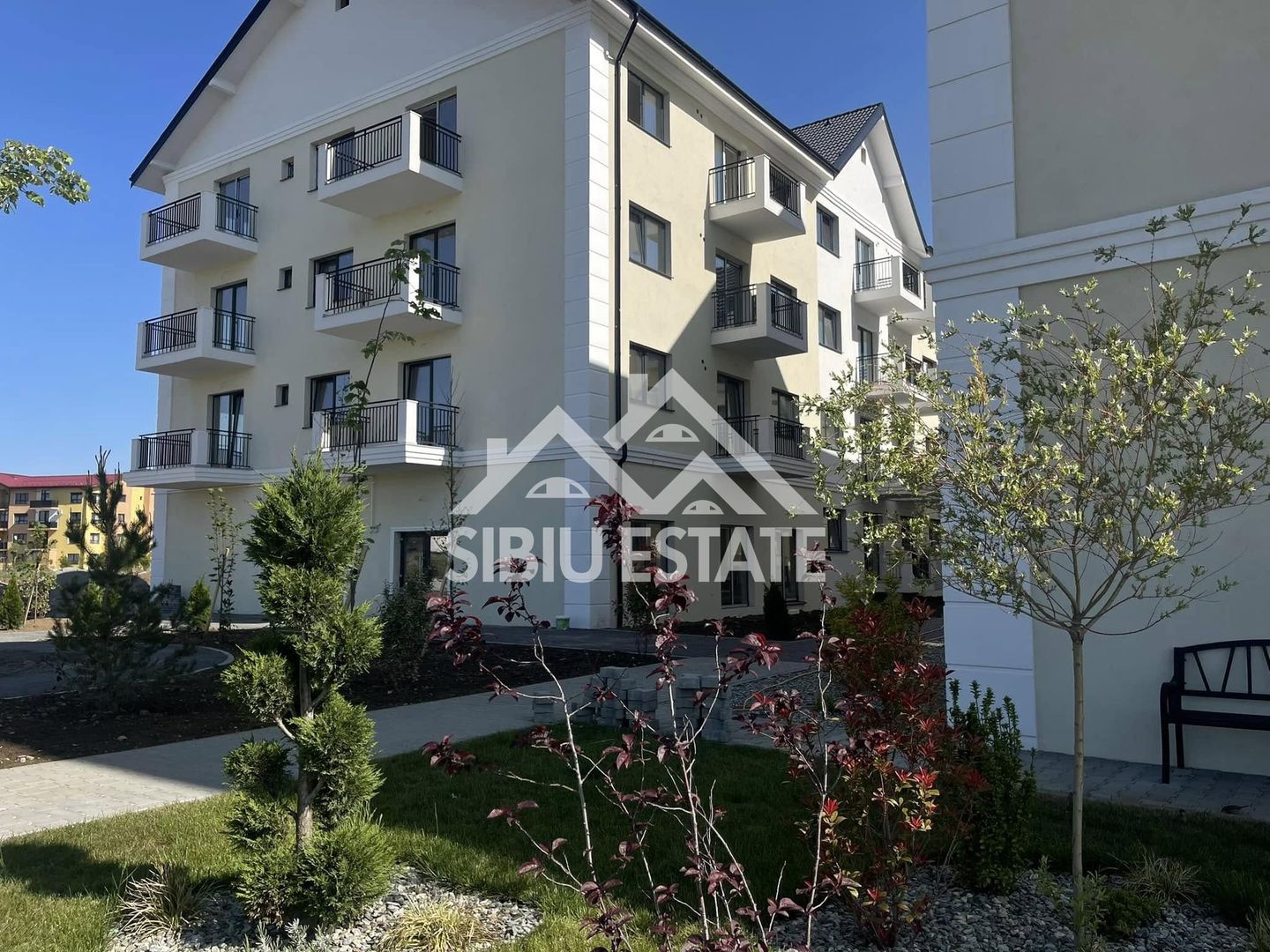 Apartament 3 camere, terasa si balcon,parcare si spatiu depozitare - Poză 1