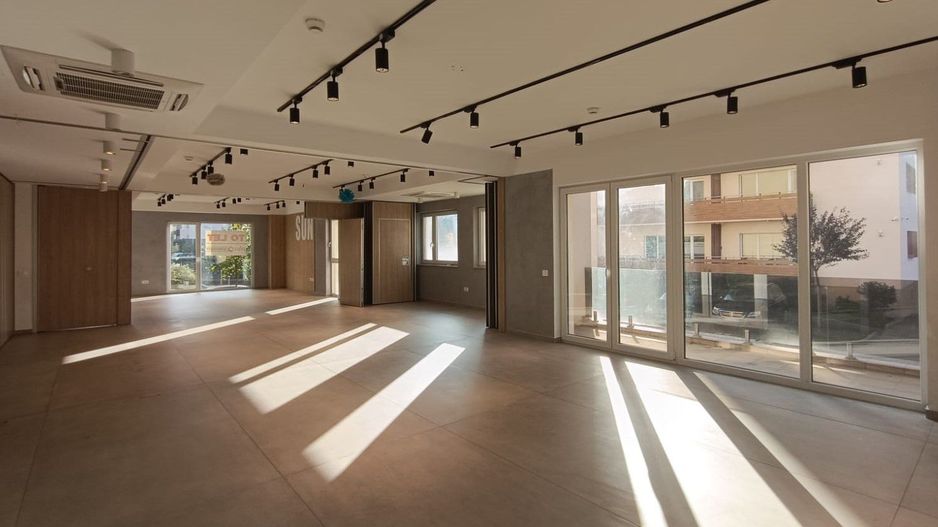 Inchiriem spatiu comercial 202 mp zona Coresi - Poză 1