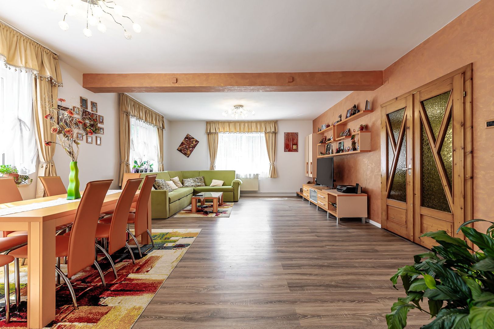 Casă generoasă cu două apartamente în Bujac - Poză 1