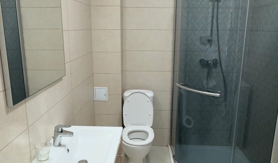 Inchiriez ap 2 camere, mobil utilat modern, loc parcare- 550 euro/luna - Poză 3