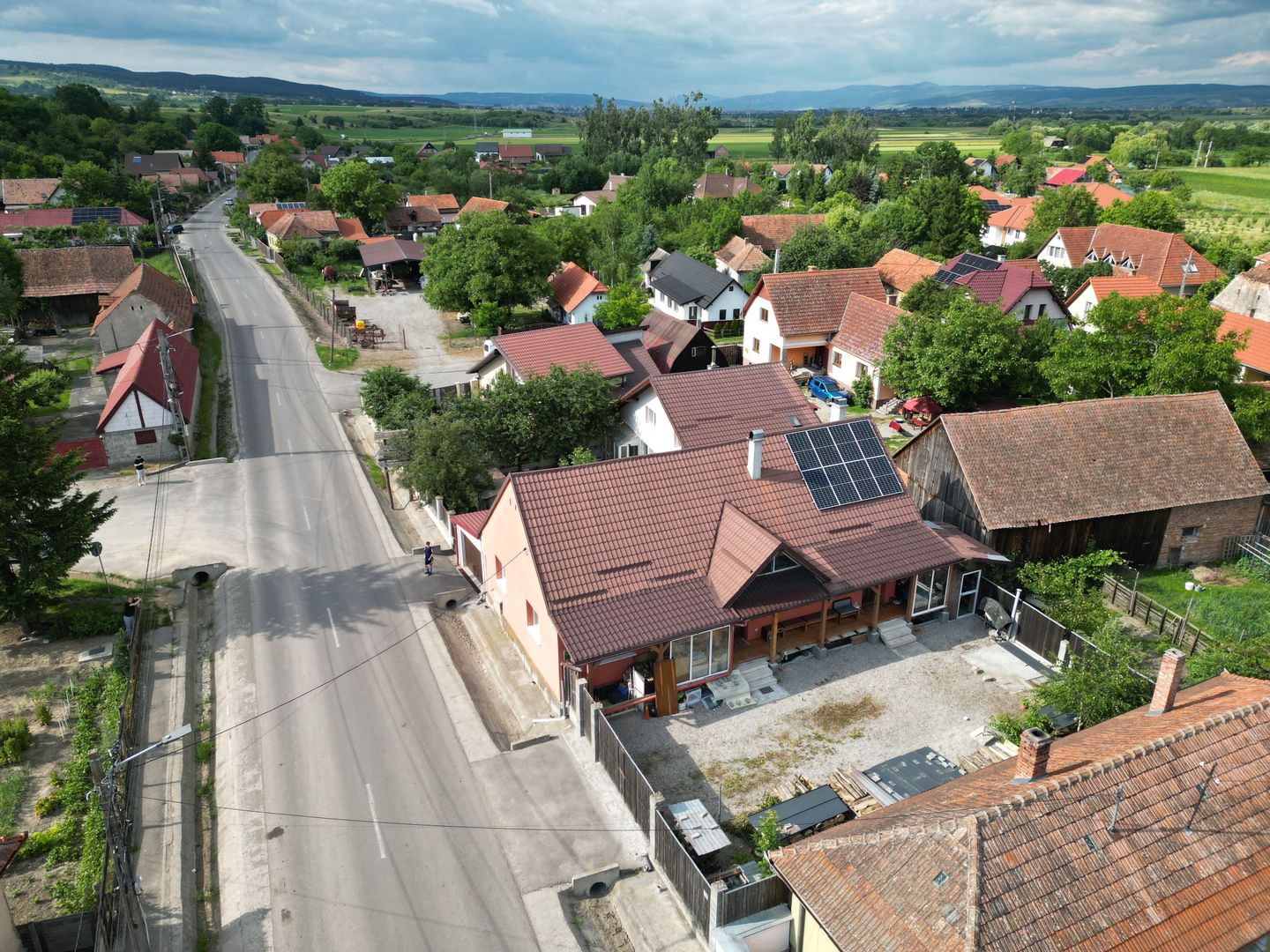 Casă de vanzare 6 camere 220 m² utili cu 376 M² teren la șosea - Poză 1