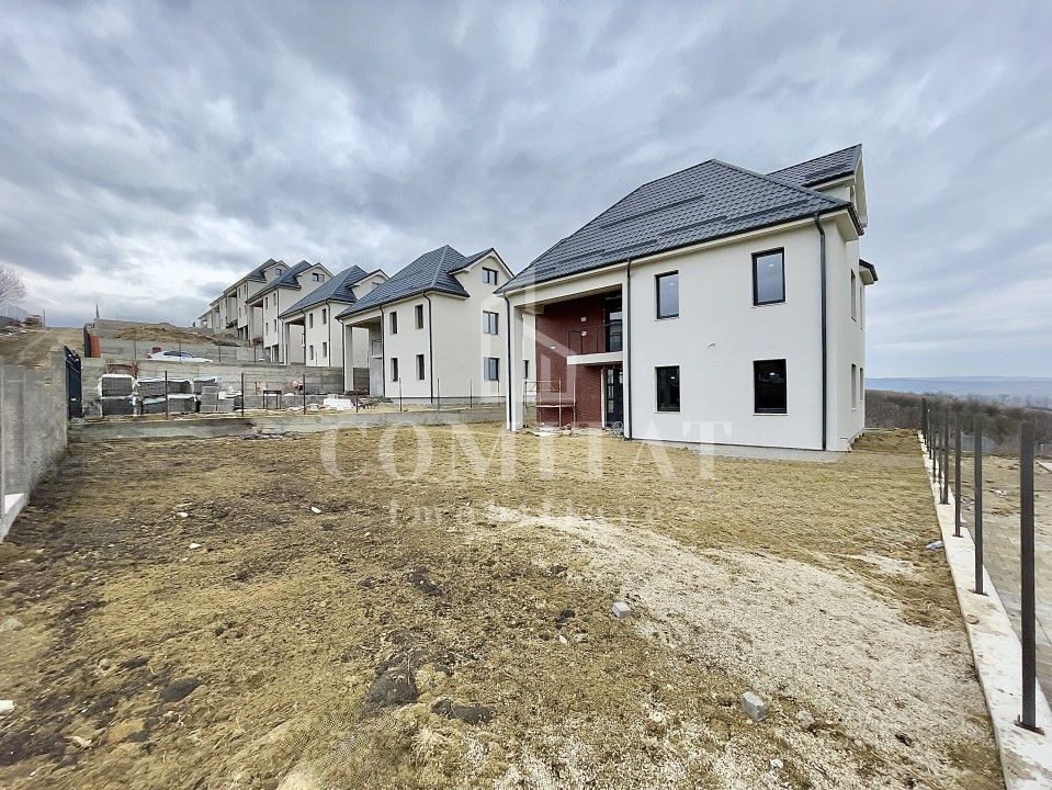 Casa individuala cu teren generos, retrasă de la trafic - Poză 1