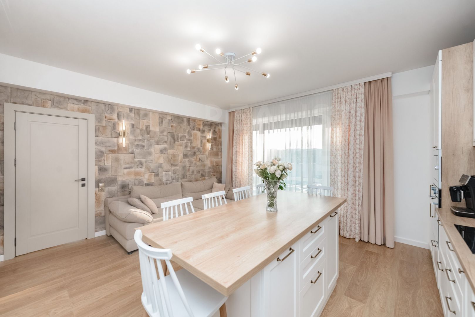 Vânzare, apartament, 2 dormitoare + living- 82 mp, Buiucani - Poză 1