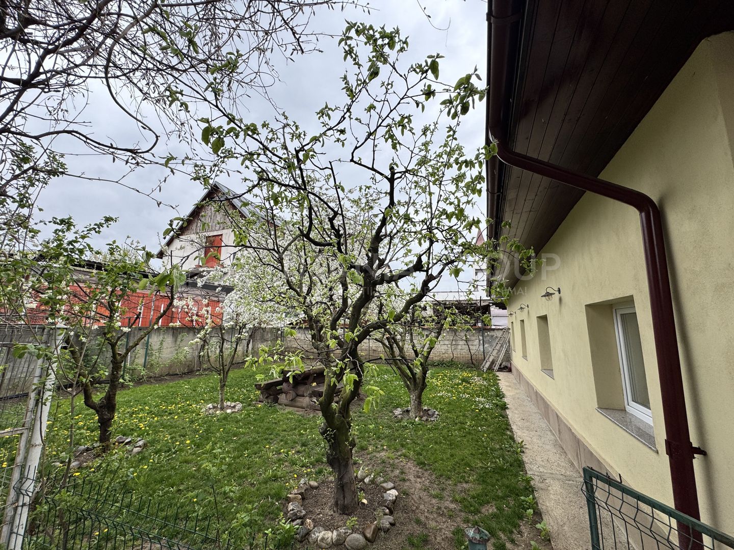 Casă individuală cochetă, cu priveliște, garaj, teren 496 mp, comision 0 - Poză 2