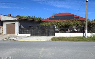 Castelu - Str. Florilor, casa din 2012, teren 737 mp si 106 mp utili - Poză 1