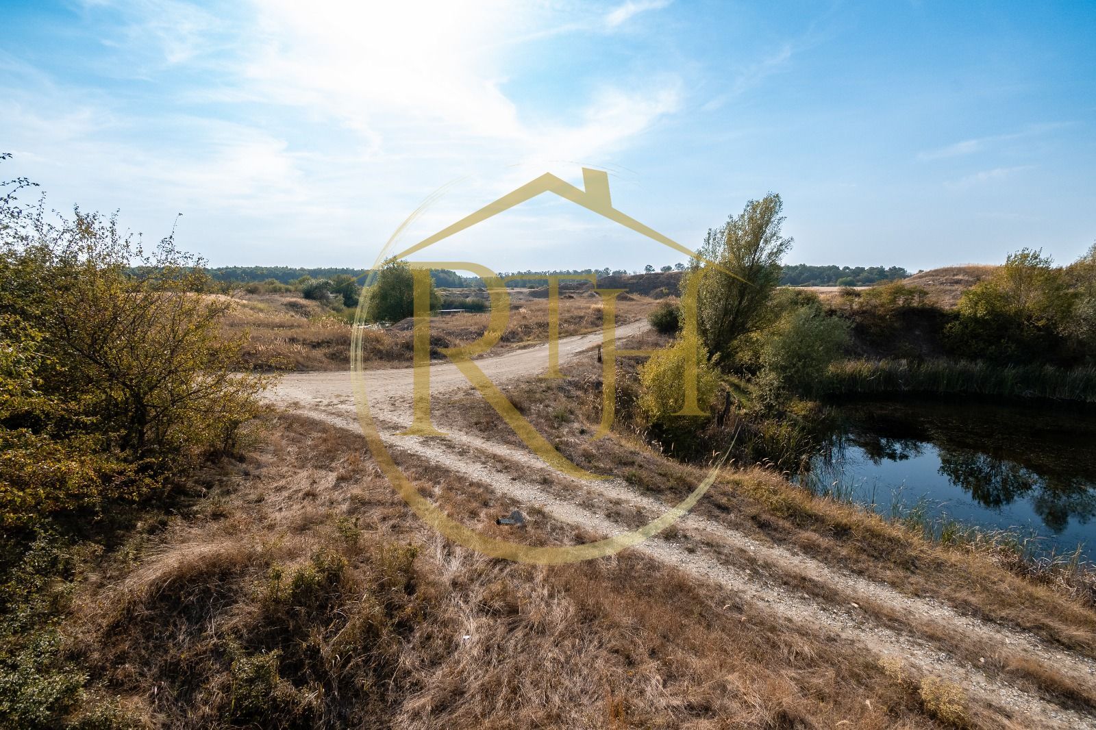 Investiție unică, 10 ha teren cu luciu de apă, ideal pentru turism și agrement! - Poză 6