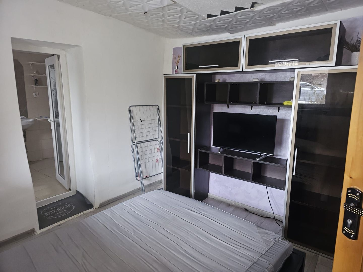Casa 35 mp cu curte 300 mp, Micro 17 – Str. Oltului, 250 euro lunar - Poză 2