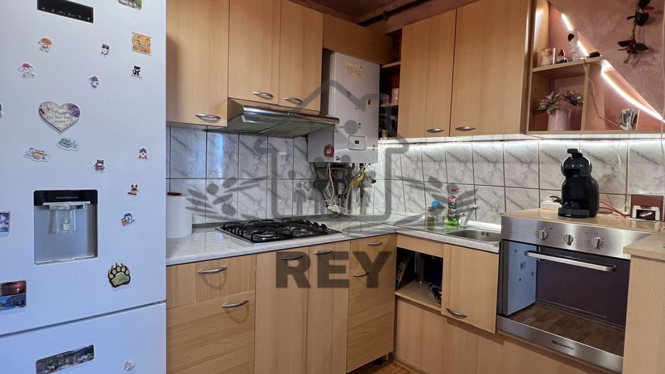 De vanzare- Apartament 3 camere str Luptei - Poză 2