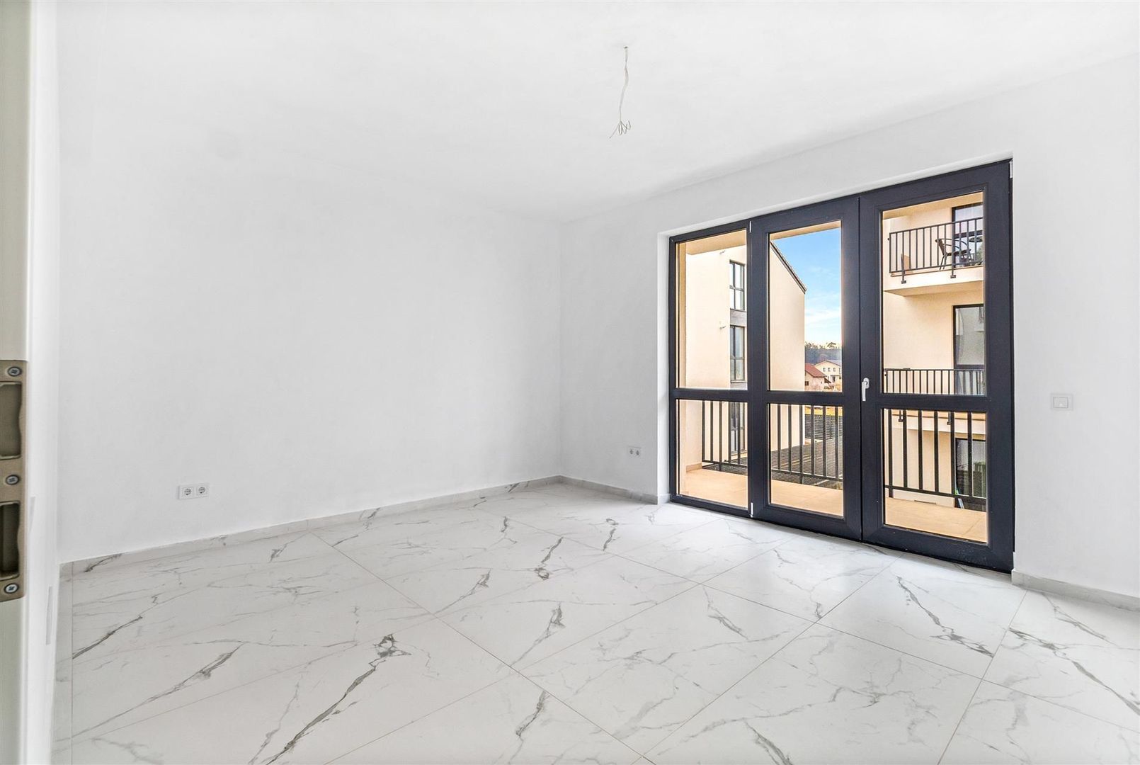Apartament nou 3 camere si parcare Sanpetru Brasov - Poză 2