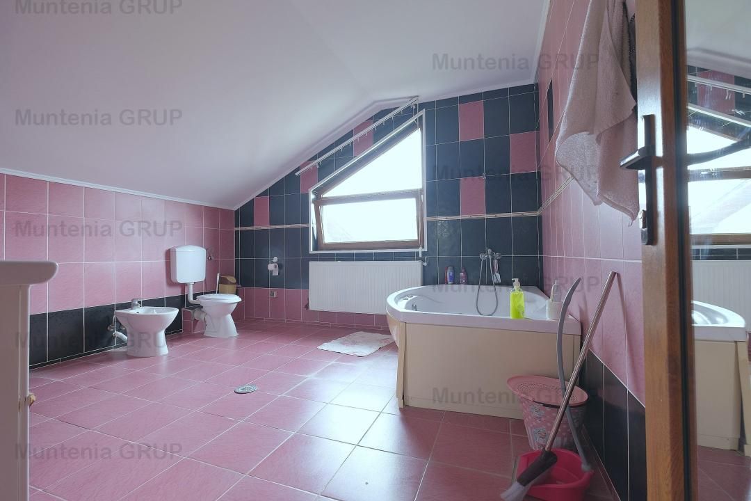 DOBROESTI - Str. Doinei, vila P+E+M, 6 camere, 3 bai cu fininsaje LUX - Poză 16