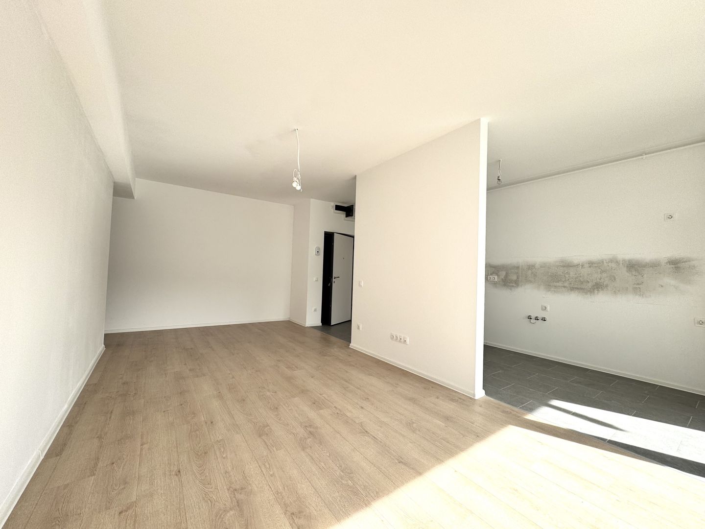 3 camere. Dormitor matrimonial cu baie en-suite. 83 mp Utili. - Poză 13