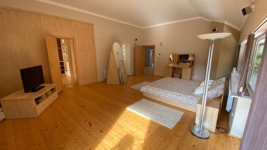 Generoasa si spatioasa - Poză 9