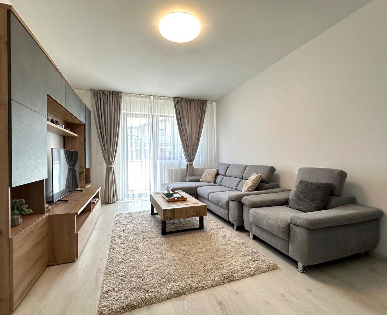 Vindem apartament  complet mobilat modern cu 2 bai zona Ghimbav - Poză 1