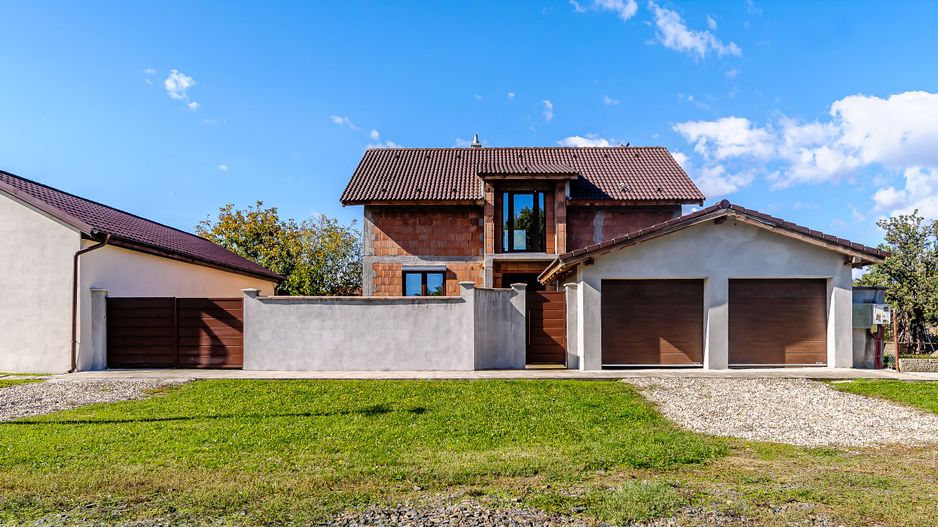 Casa noua 5 camere, la rosu, în Sofronea comision 0 la cumpărare - Poză 1