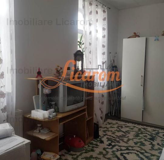 Corp de casa Blumana, zona str Lunga,curte,pod,beci. - Poză 9