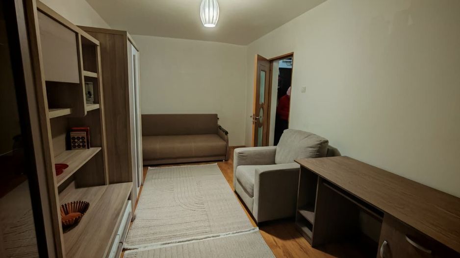 Garsoniera zona Tractorul ,bloc de apartamente - Poză 1