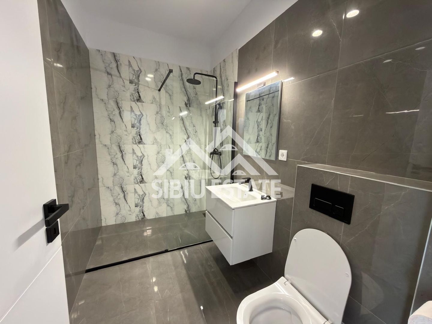 Apartament de închiriat , 2 camere decomandate, cu balcon si parcare - Poză 7