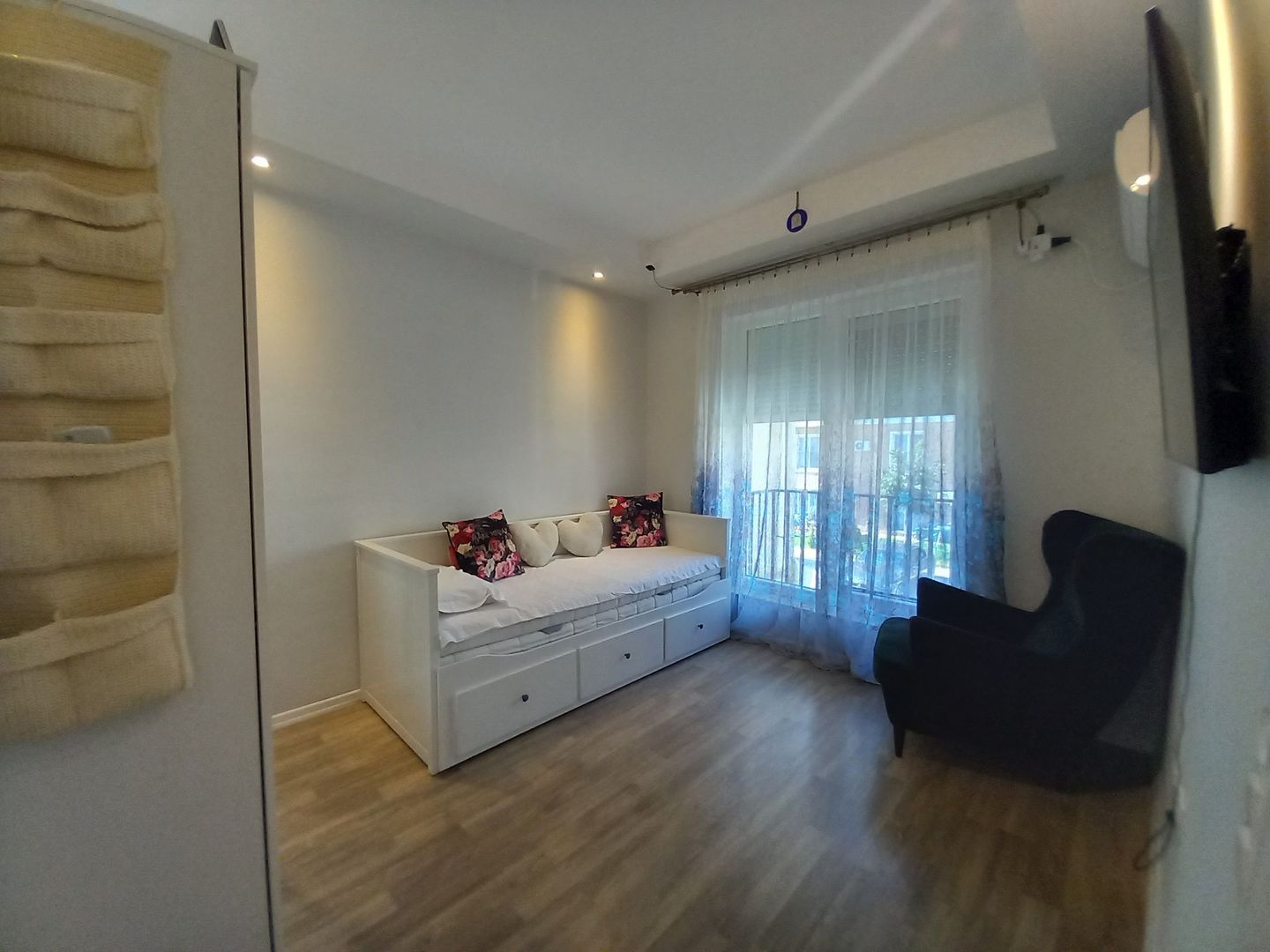 Cosmopolis - Vila NC cu 2 Dormitoare Mobilata si Utilata - Poză 8
