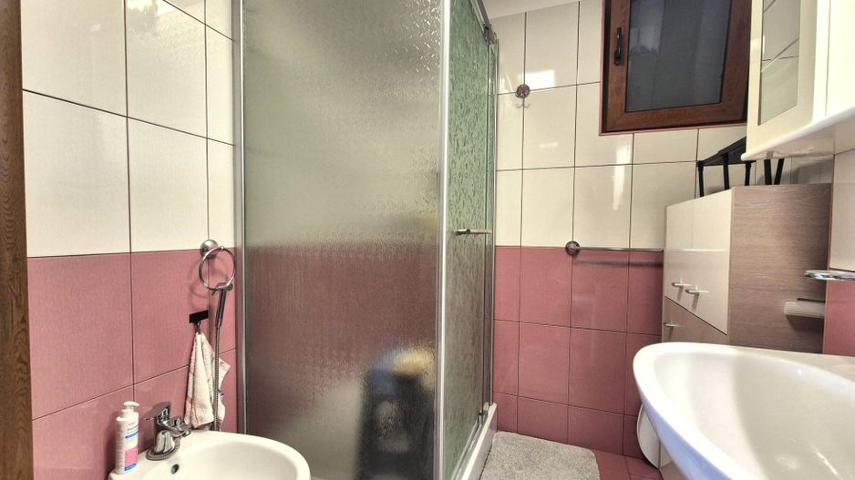 Tractoru, zonă liniștită de case, apartament spațios 3 camere cu garaj - Poză 11