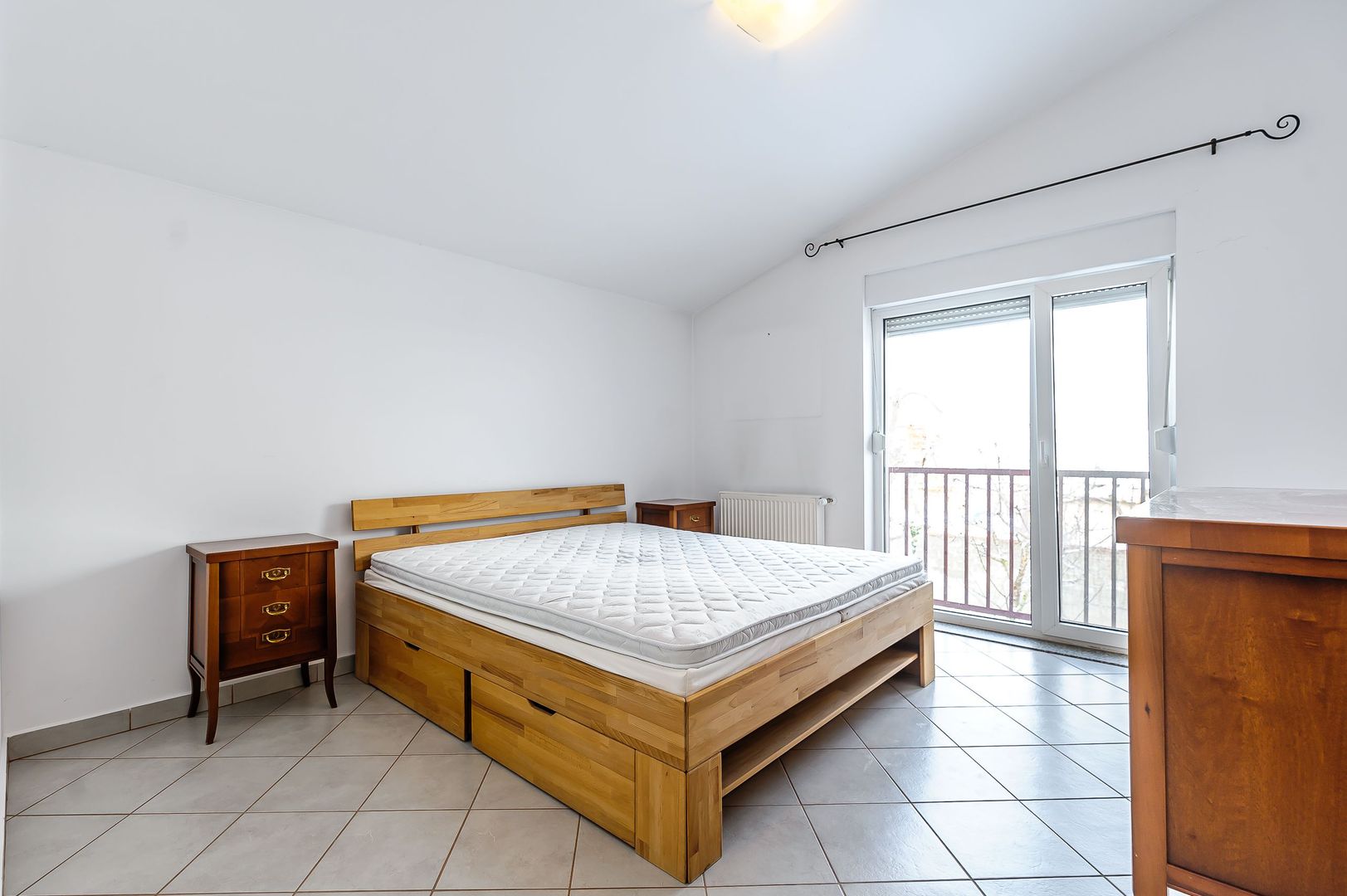 Casă frumoasă și plină de lumină. - Poză 9