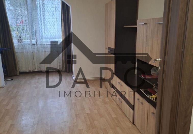 Vând apartament cu 3 camere zona Dâmbu Pietros aproape de bulevard . - Poză 1