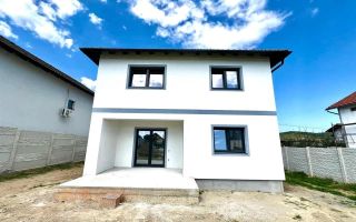 Casa Individuala cu 4 camere si 270 mp de curte, în Cristian - Poză 1