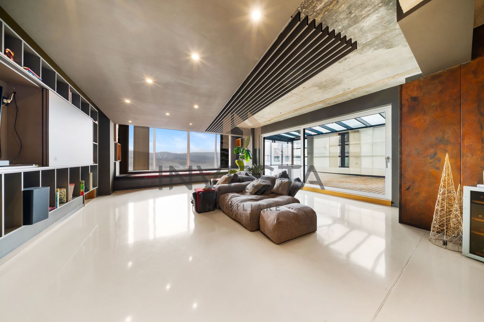 Penthouse exclusivist cu acces din lift, terasa 340 mp, 245 mp utili - Poză 1