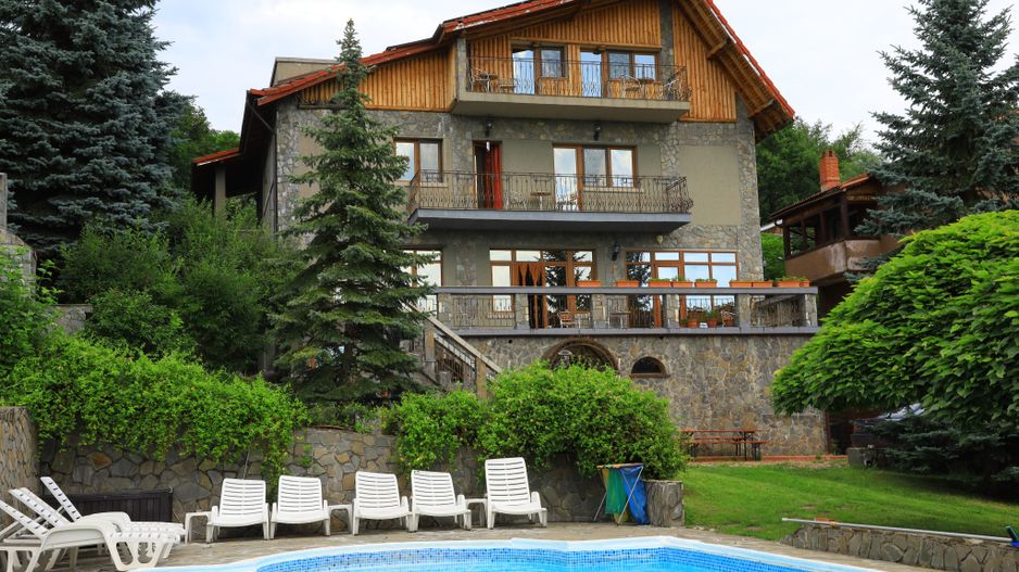 Casă Vilă cu 9 camere și piscină încălzită în localitatea Cornu - Poză 1