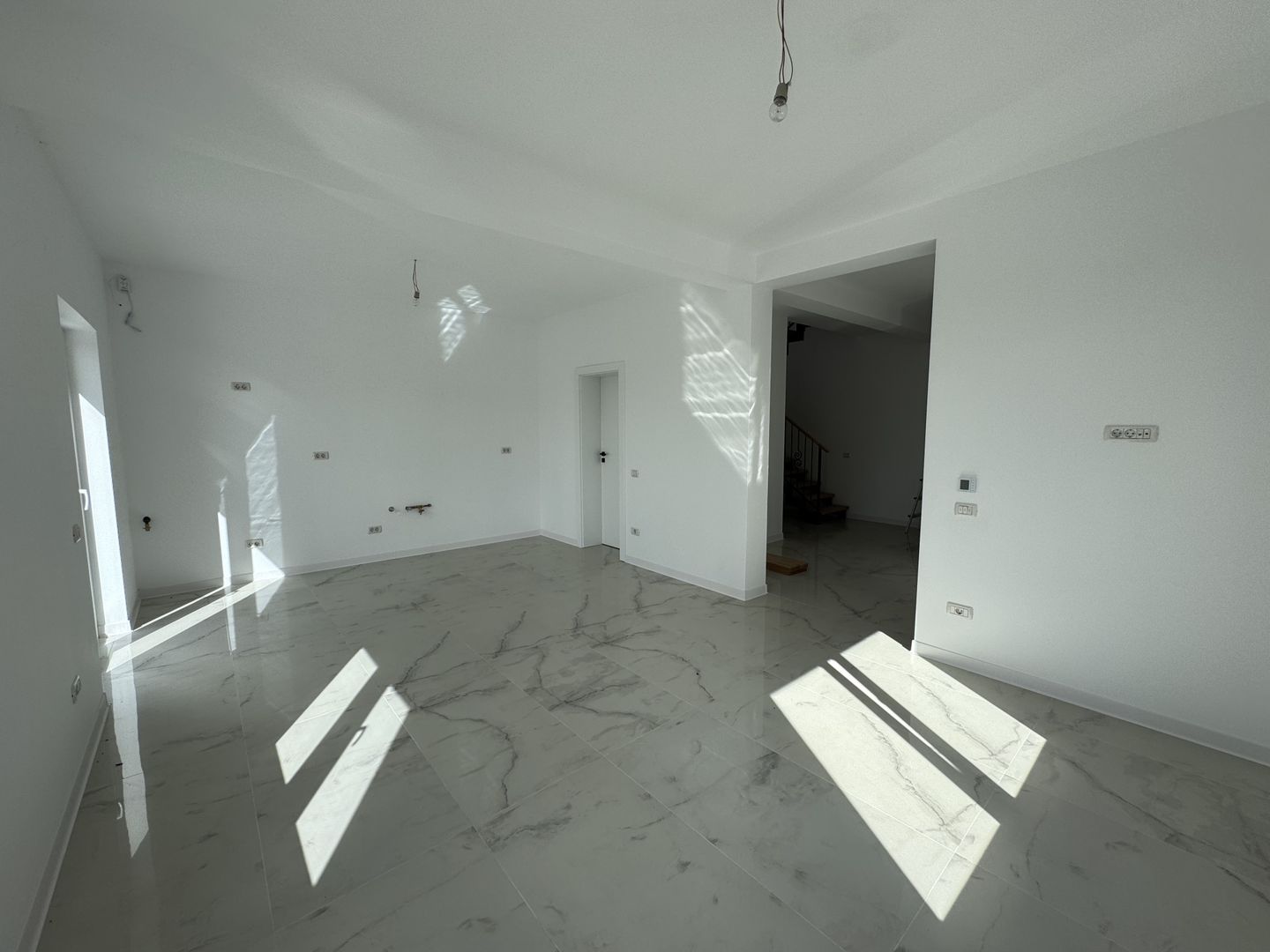 1\2 Duplex Utvin P+E,4Camere,2 Bai,Toate Utilitatile - Poză 5