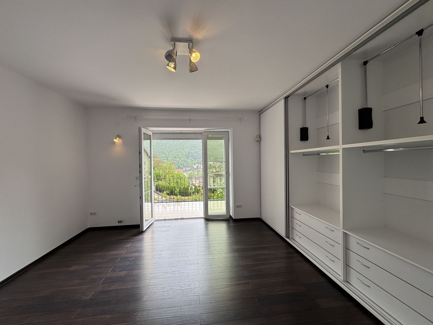 Apartament cu vedere spre Tâmpa, liniște și natură, în Centrul Istoric al Brașov - Poză 16