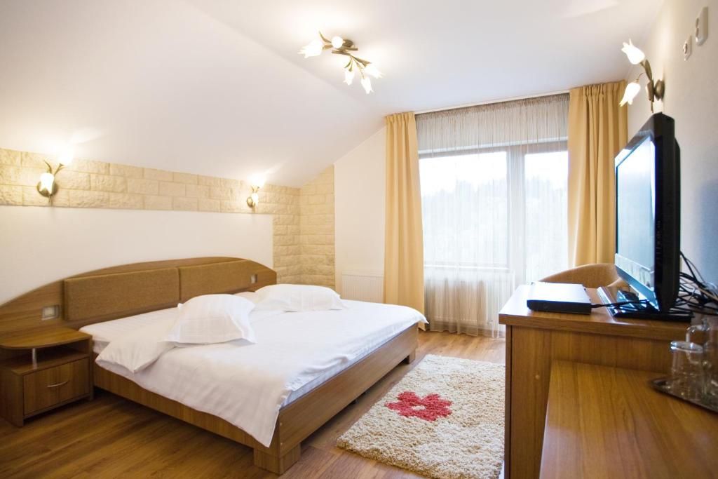 Domeniu turistic, zona pitoreasca, priveliste, aer curat, Fundata, Brasov - Poză 19