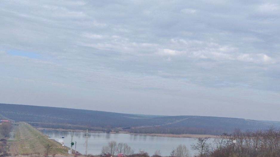 Teren (livada) destinatii multiple, imprejmuit, zona super - Poză 1