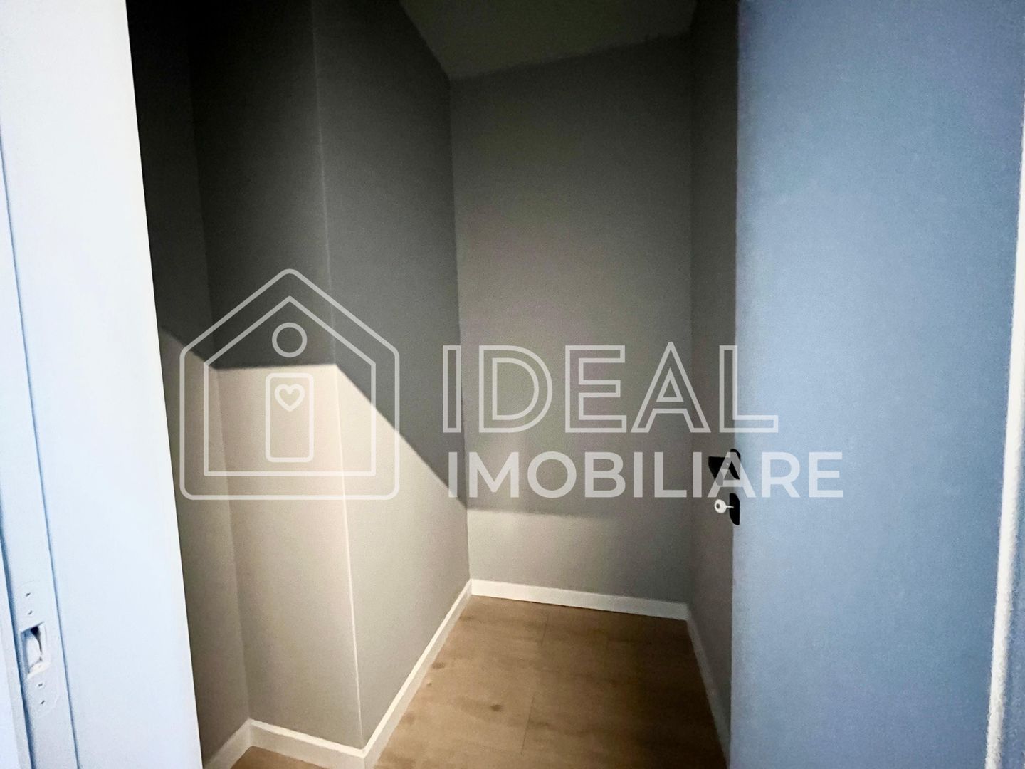 Penthouse cu 3 camere LA CHEIE, cu terase de 200mpu, zona Calea Surii Mici - Poză 11