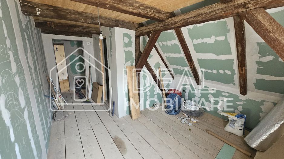 Casă veche, solidă, cu 4 camere, pivniță boltită și 4 băi – zonă centrală - Poză 8