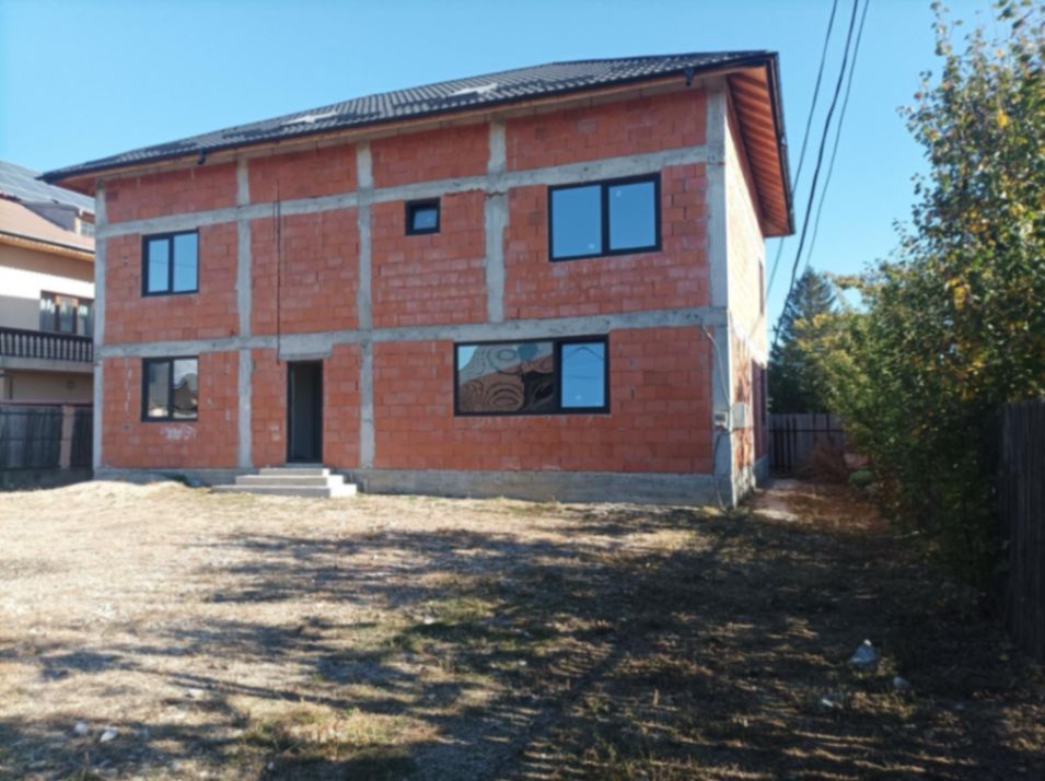 Aproape de oraș! Vânzare casă cu 5 camere în Ulmi! - Poză 2