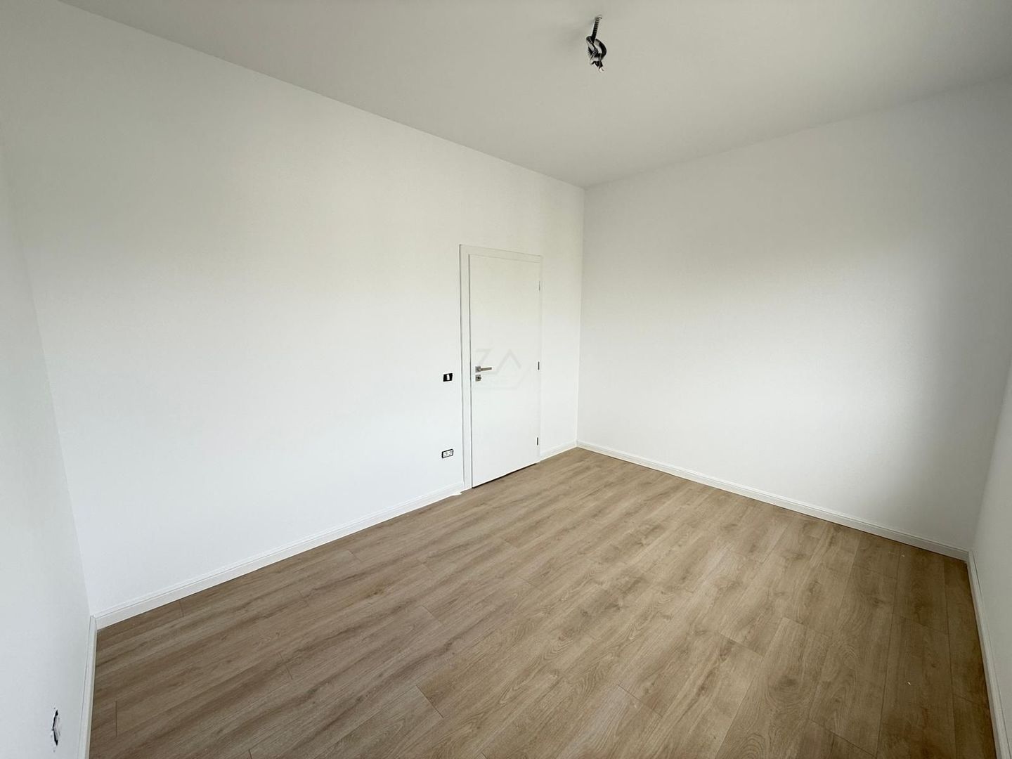 Etaj 2. Lift. Finisaje superioare. Loc de parcare. - Poză 7